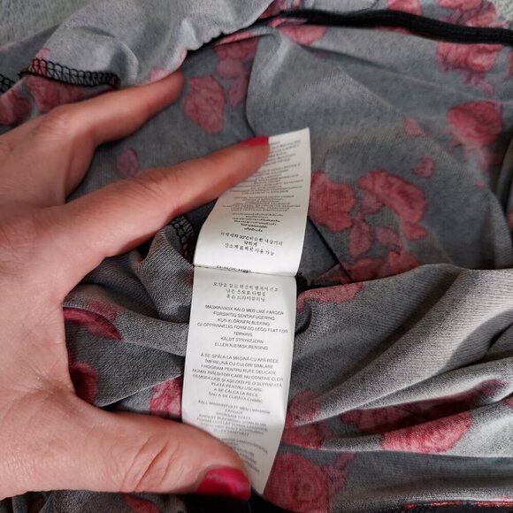 Womens Off-Shoulder Black & Red Floral Peplum Blouse - Picture 9 of 12